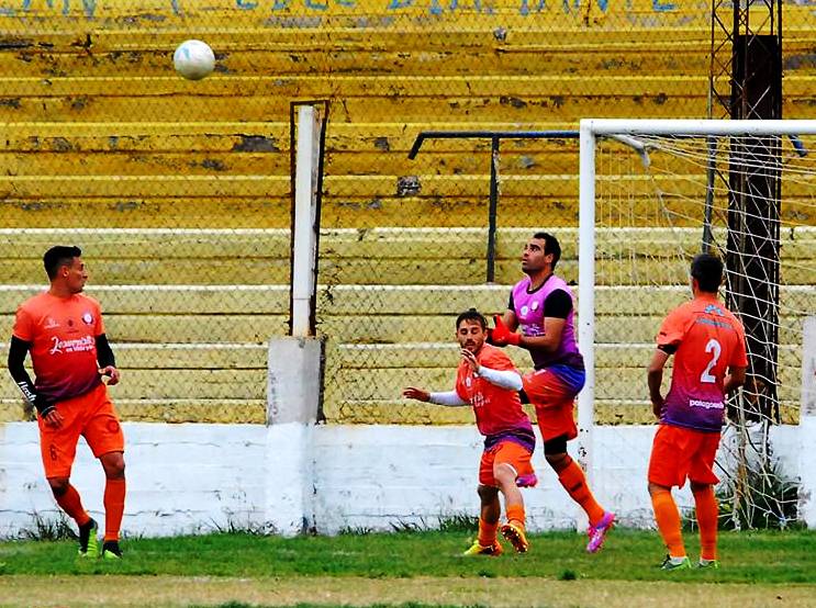 Pilares goleó y también es puntero