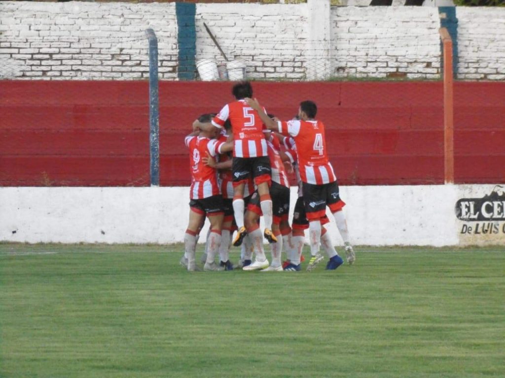Pilares volvió a ganar y está puntero
