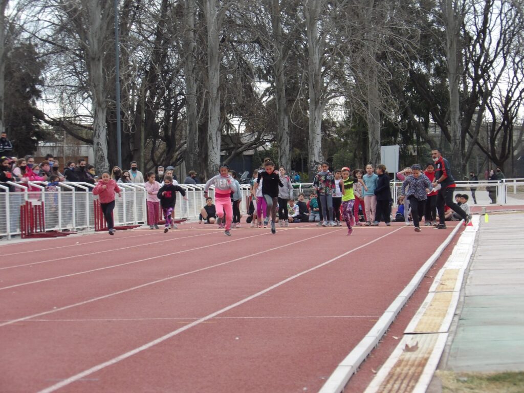 Torneo de mini atletismo en el Poli 1