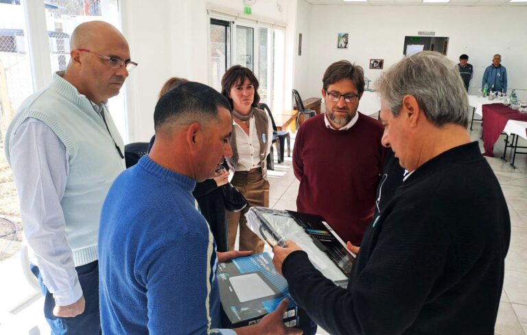 El municipio le entregó reflectores al club de la Villa 25 de Mayo