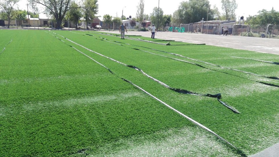 Se construye una cancha de sintético en la Isla del Río Diamante
