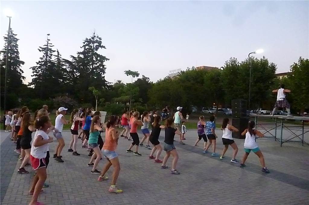 Se dictan clases gratuitas de zumba en la plaza Francia