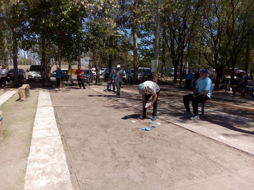 Actividades de newcom y tejo en el Polideportivo N° 1