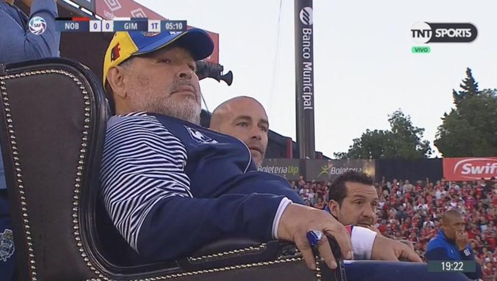 A Maradona le regalaron un sillón y estallaron las redes con los memes