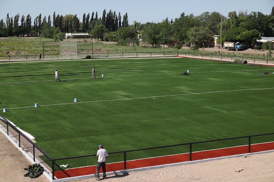 Continúan los trabajos en la nueva cancha de hockey de Monte Comán