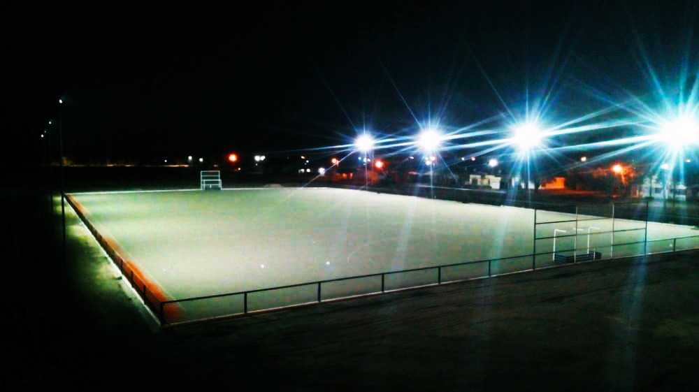 La cancha de hockey de Monte Comán ya tiene nuevas luces