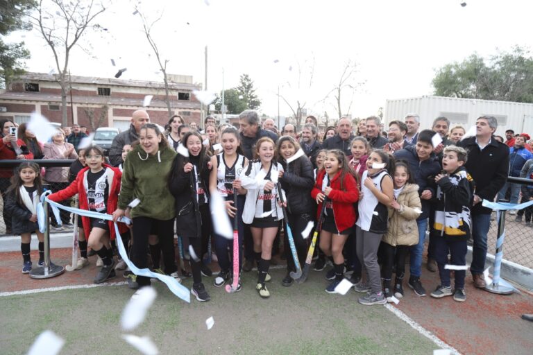 Emir Félix inauguró otra cancha profesional de hockey y destacó la histórica inversión en infraestructura deportiva