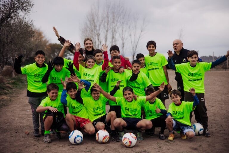 Sol Indiveri entregó material deportivo a clubes locales