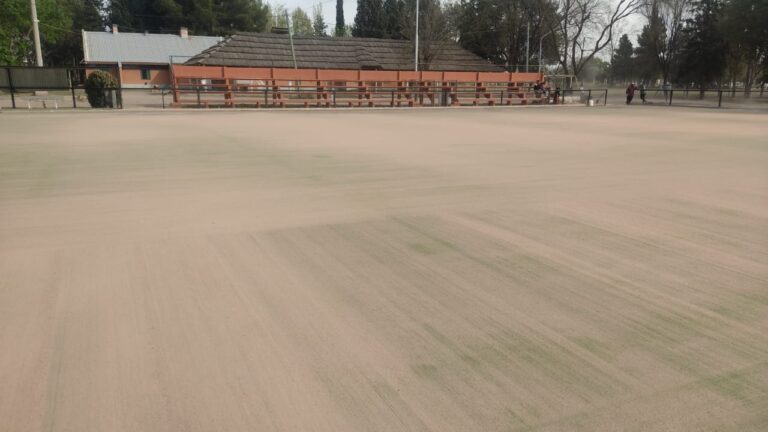 Tareas de mantenimiento en canchas del hockey municipal