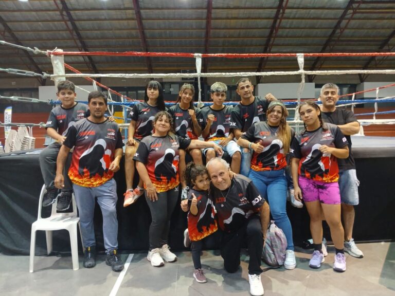 Noche de nocauts y emoción: Arena brilló ante su gente en el Polideportivo Nº2